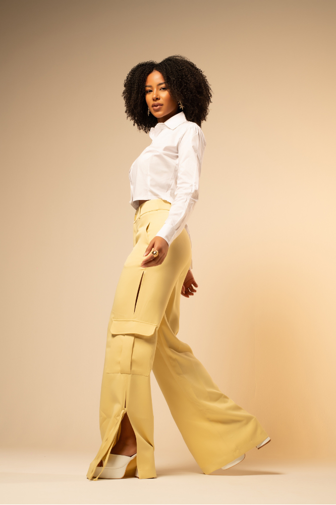 Calça Cargo Abertura Lateral Elowen Preto | Compre Online