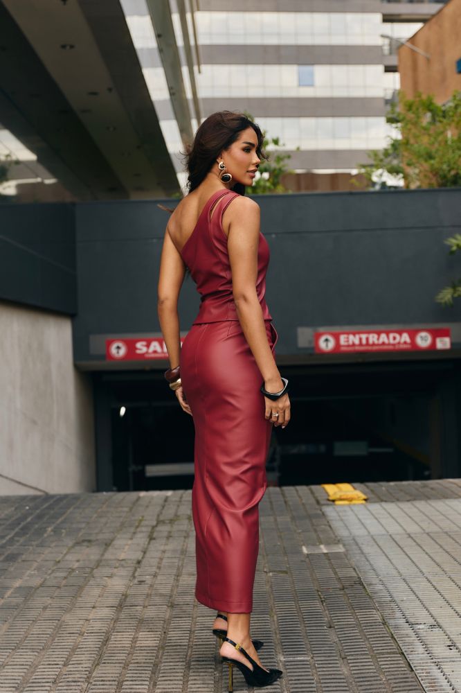 Conjunto Blusa Assimétrica Saia Midi Adele Vinho | Compre Online